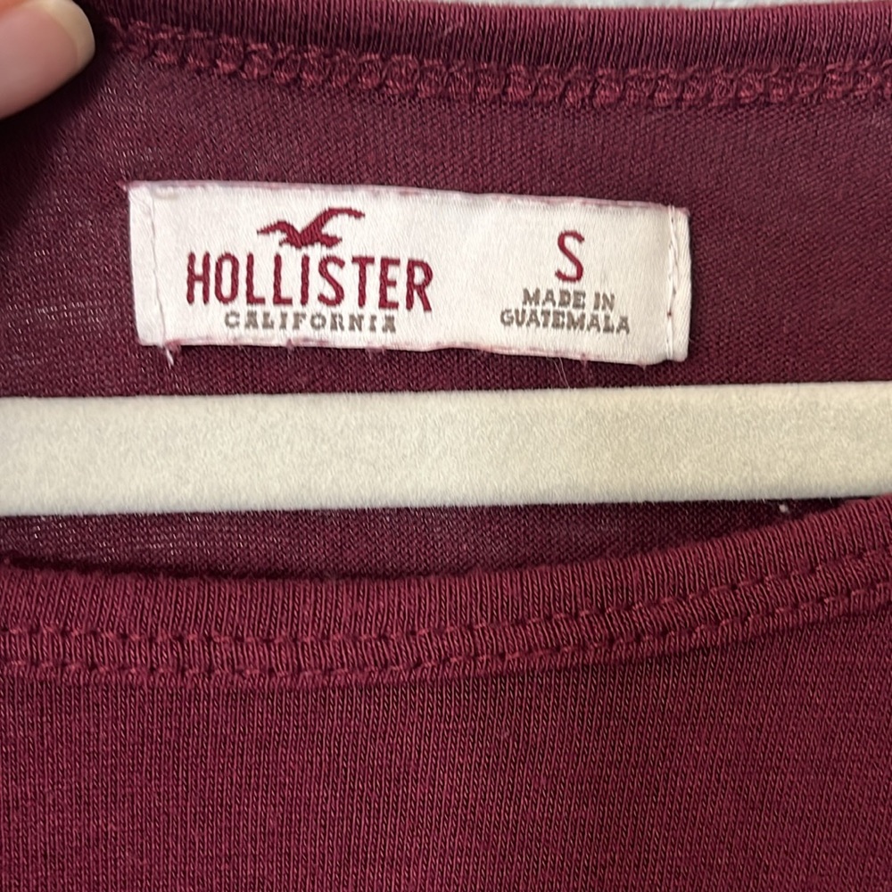 Hollister EUC T-shirt size S, burgundy, Hollister on front in white, loo… - Picture 3 of 5